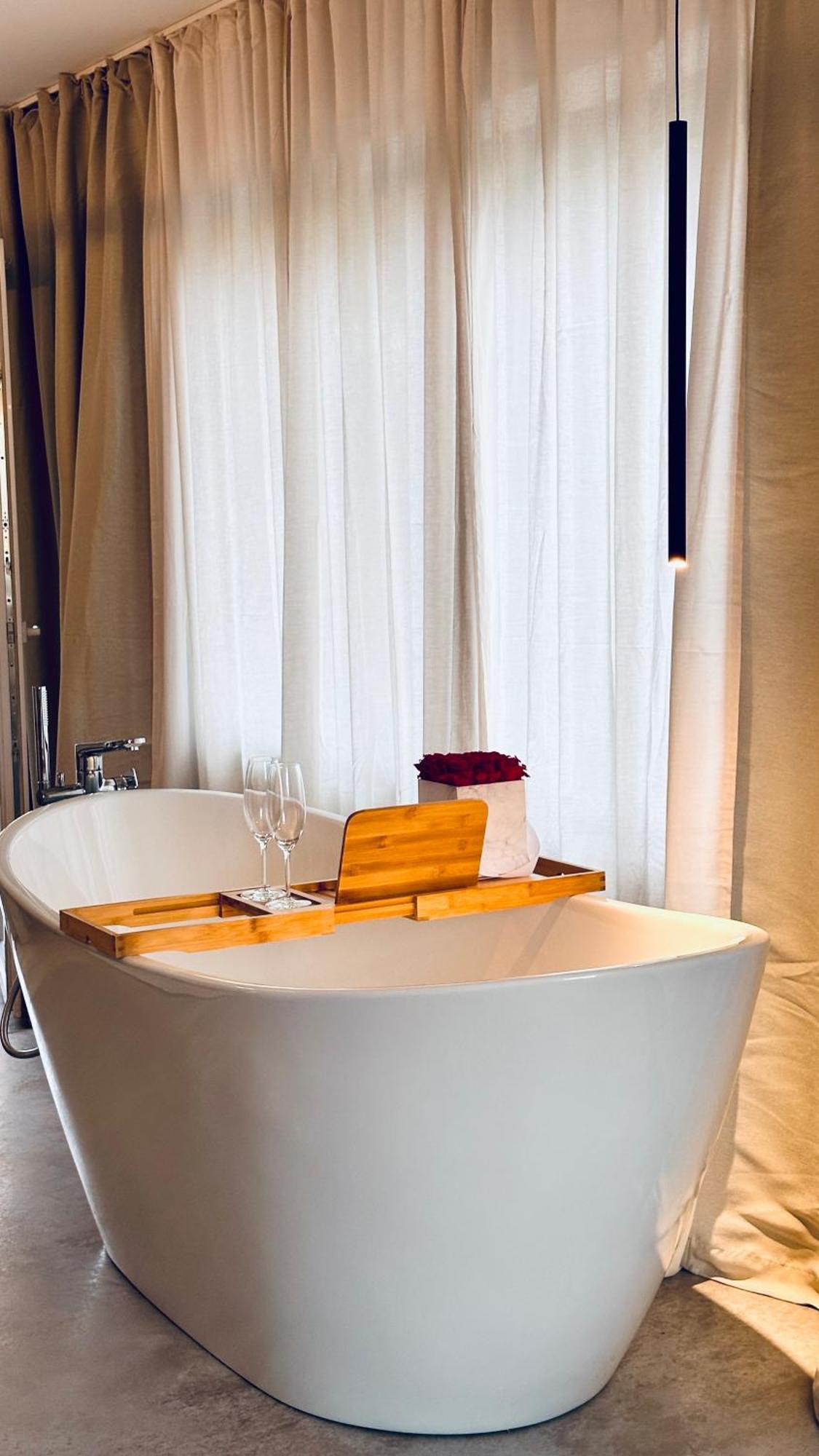 Leonardo Wuerzburg I Freistehende Badwanne Apartment Bagian luar foto