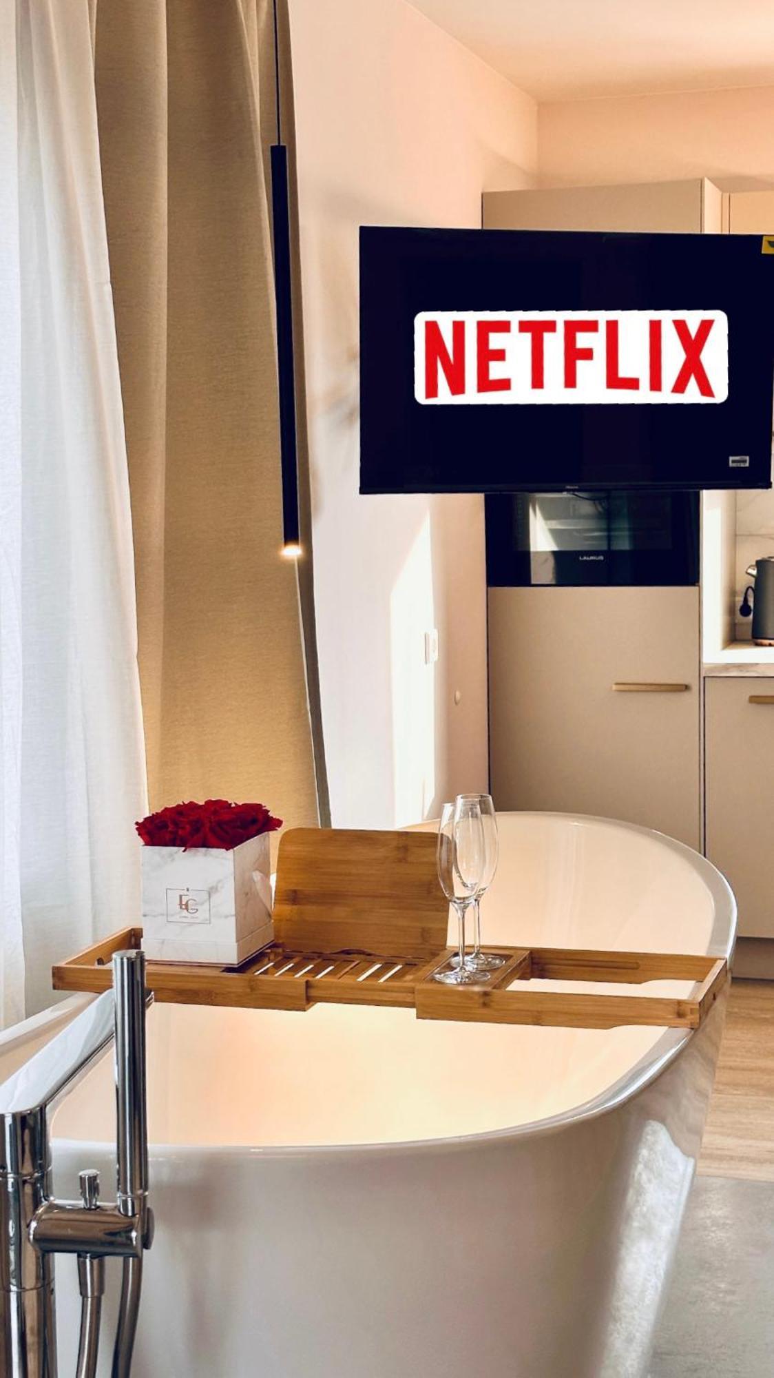 Leonardo Wuerzburg I Freistehende Badwanne Apartment Bagian luar foto