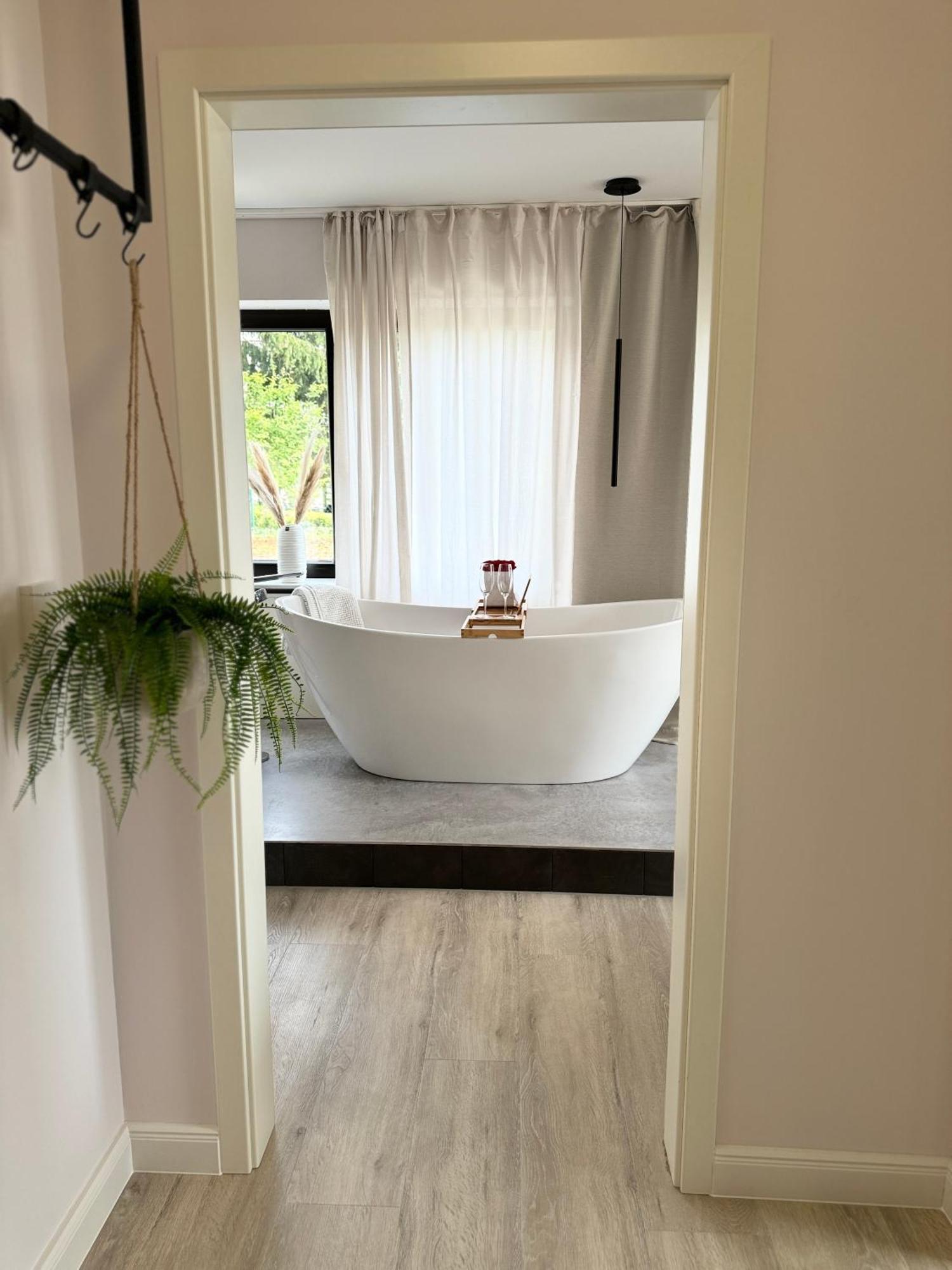 Leonardo Wuerzburg I Freistehende Badwanne Apartment Bagian luar foto