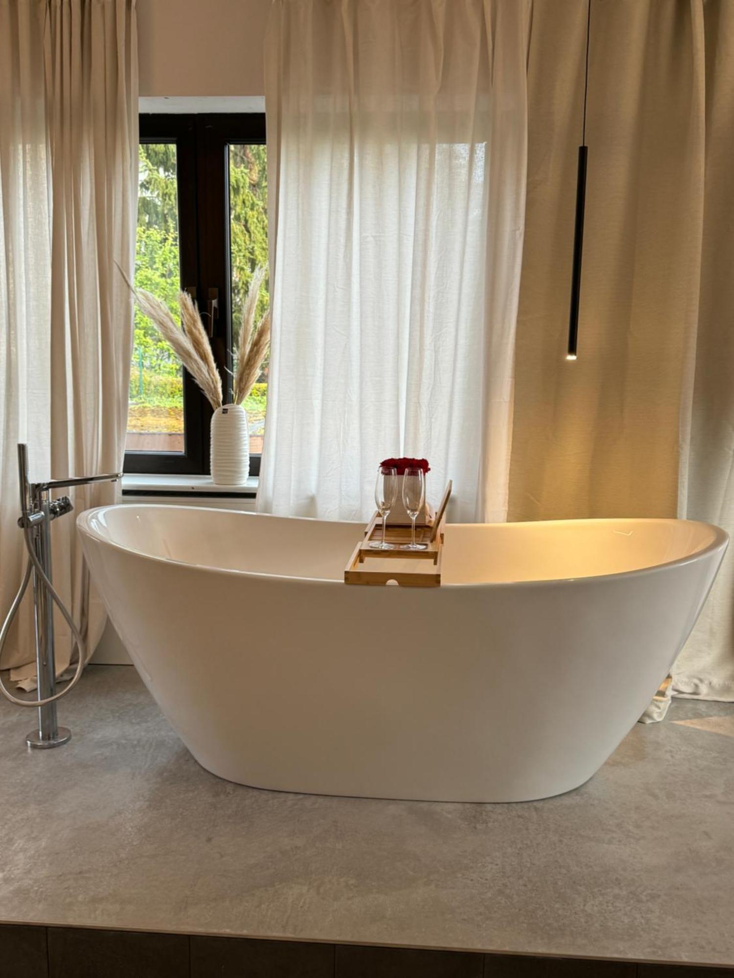 Leonardo Wuerzburg I Freistehende Badwanne Apartment Bagian luar foto