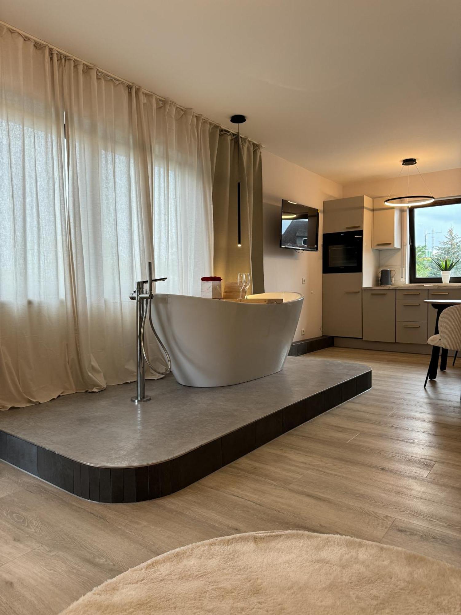 Leonardo Wuerzburg I Freistehende Badwanne Apartment Bagian luar foto